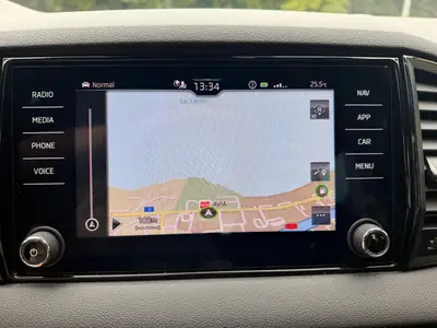 Skoda Karoq 1.5 TSI SportLine — SUV compact dynamique, 2 jeux de roues inclus — Miniatura 20