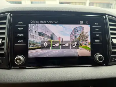 Skoda Karoq 1.5 TSI SportLine — SUV compact dynamique, 2 jeux de roues inclus — Miniatura 22