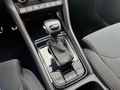 Skoda Karoq 1.5 TSI SportLine — SUV compact dynamique, 2 jeux de roues inclus — Miniatura 25