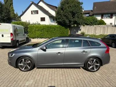 Volvo V60 2.4 D4 AWD R-Design — Break premium diesel, 5-cylindres, traction intégrale — side view