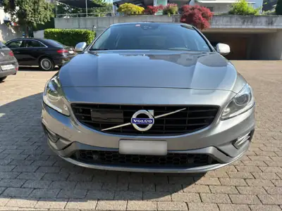 Volvo V60 2.4 D4 AWD R-Design — Break premium diesel, 5-cylindres, traction intégrale — rear view