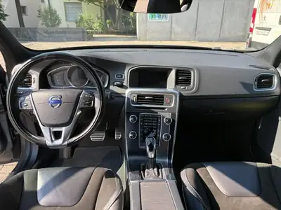 Volvo V60 2.4 D4 AWD R-Design — Break premium diesel, 5-cylindres, traction intégrale — dashboard