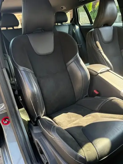 Volvo V60 2.4 D4 AWD R-Design — Break premium diesel, 5-cylindres, traction intégrale — detail