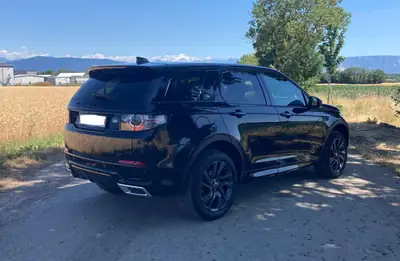 Land Rover Discovery Sport 2.0 Si4 HSE Dynamic — SUV 7 places robuste et polyvalent — Heckansicht