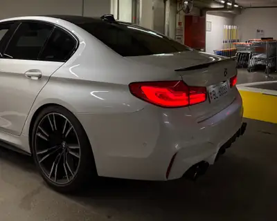 BMW M5 xDrive Drivelogic — 599 ch et système Akrapović, performances maximales — fianco