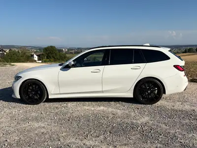 BMW 330d xDrive Touring — Break diesel performant, entretien complet — side view