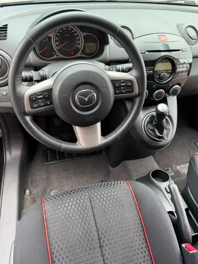 Mazda 2 1.5 MZR Sport 2011 — Citadine fiable, 73 500 km, entretien suivi — cruscotto