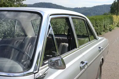 Ford Taunus 20M P5 TS 1966 — Berline classique essence, moteur 2.0L fiable — Miniatur 8