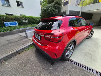 Mercedes-Benz GLA 45 AMG — Performance et sportivité dans un compact SUV — Miniatur 8