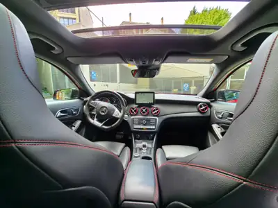 Mercedes-Benz GLA 45 AMG — Performance et sportivité dans un compact SUV — Miniatur 9