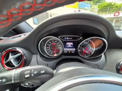 Mercedes-Benz GLA 45 AMG — Performance et sportivité dans un compact SUV — Miniatur 10