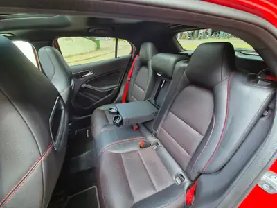 Mercedes-Benz GLA 45 AMG — Performance et sportivité dans un compact SUV — Miniatur 11