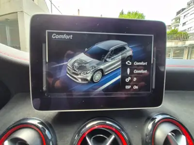 Mercedes-Benz GLA 45 AMG — Performance et sportivité dans un compact SUV — Miniatur 15