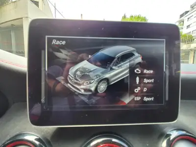 Mercedes-Benz GLA 45 AMG — Performance et sportivité dans un compact SUV — Miniatur 13