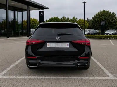 Mercedes-Benz C 220 d AMG Line 4matic — Élégance sportive et efficacité diesel — vista posteriore