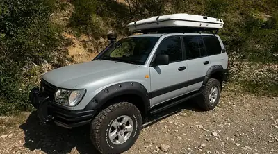 Toyota Land Cruiser HDJ100 — Légendaire véhicule de voyage tout terrain diesel — vista esterna