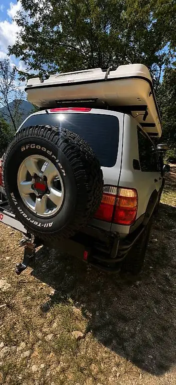 Toyota Land Cruiser HDJ100 — Légendaire véhicule de voyage tout terrain diesel — fianco
