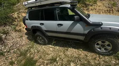 Toyota Land Cruiser HDJ100 — Légendaire véhicule de voyage tout terrain diesel — interni