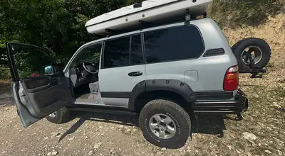 Toyota Land Cruiser HDJ100 — Légendaire véhicule de voyage tout terrain diesel — cruscotto