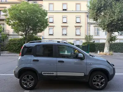 Fiat Panda 0.9 TwinAir Cross 4x4 — Citadine tout-terrain, essence économe et fiable — Miniature 7