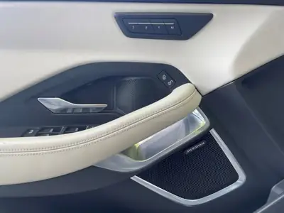 Jaguar E-PACE P250 AWD — SUV British Premium, Traction Intégrale & Équipement Prestige — interior