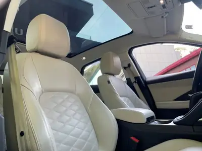 Jaguar E-PACE P250 AWD — SUV British Premium, Traction Intégrale & Équipement Prestige — detail