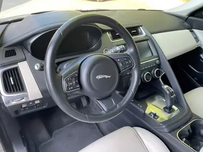 Jaguar E-PACE P250 AWD — SUV British Premium, Traction Intégrale & Équipement Prestige — Thumbnail 11