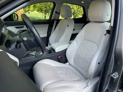 Jaguar E-PACE P250 AWD — SUV British Premium, Traction Intégrale & Équipement Prestige — Thumbnail 13