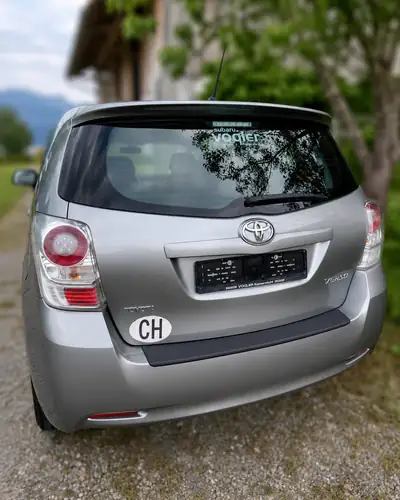 Toyota Verso 1.8 VVT-i Luna 7 places — Monospace familial fiable et spacieux — Seitenansicht