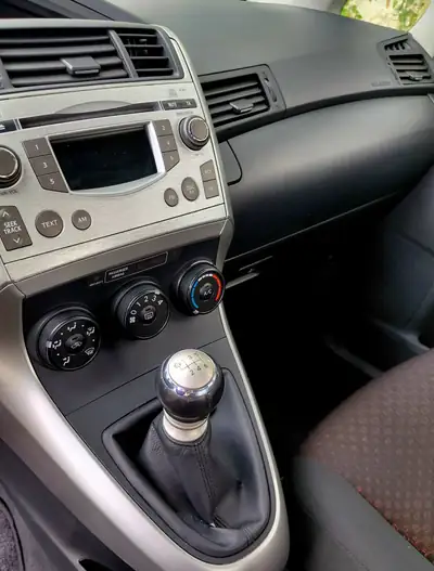 Toyota Verso 1.8 VVT-i Luna 7 places — Monospace familial fiable et spacieux — Innenraum