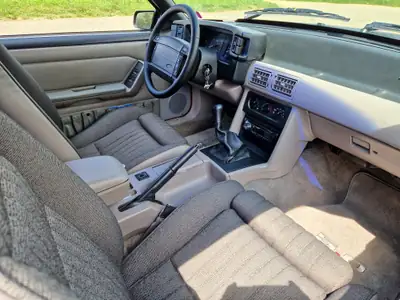 Ford Mustang LX 5.0 1992 — Légende américaine, moteur V8 puissant, faible kilométrage — intérieur