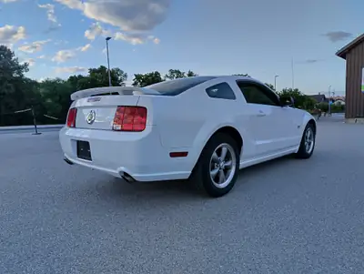 Ford Mustang GT 2005 — Coupé muscle américain authentique, 305 ch — Innenraum