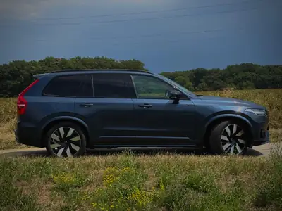 Volvo XC90 T8 TE Xclusive — Hybride rechargeable 7 places, 62 000 km seulement — side view