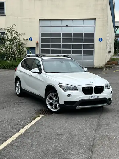 BMW X1 28i xDrive — SUV compact sportif, 178 000 km, toit panoramique — exterior view