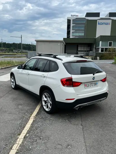 BMW X1 28i xDrive — SUV compact sportif, 178 000 km, toit panoramique — rear view