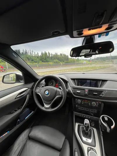 BMW X1 28i xDrive — SUV compact sportif, 178 000 km, toit panoramique — detail