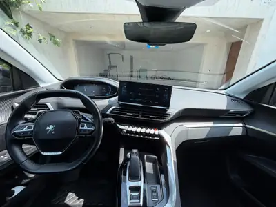 Peugeot 3008 PHEV 225 ch — SUV hybride rechargeable, 120 000 km, transmission automatique — Armaturenbrett