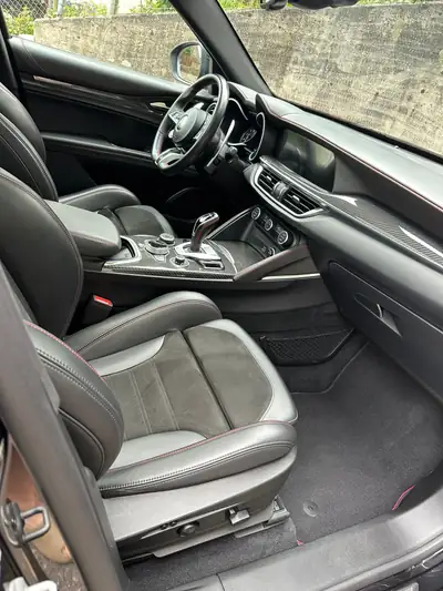 Alfa Romeo Stelvio 2.9 V6 Biturbo Quadrifoglio — SUV sportif 510 ch, exemplaire d'exception — Miniatura 9