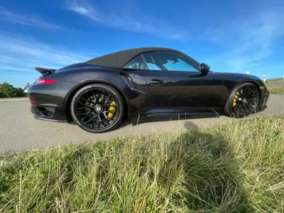 Porsche 911 Turbo S Cabrio TECHART — Sportive découverte 620 ch, finition carbone — côté