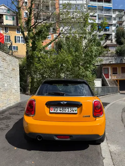 MINI Cooper 1.5i — Coupé citadin dynamique, 170'000 km, teinte orange exclusive — Heckansicht