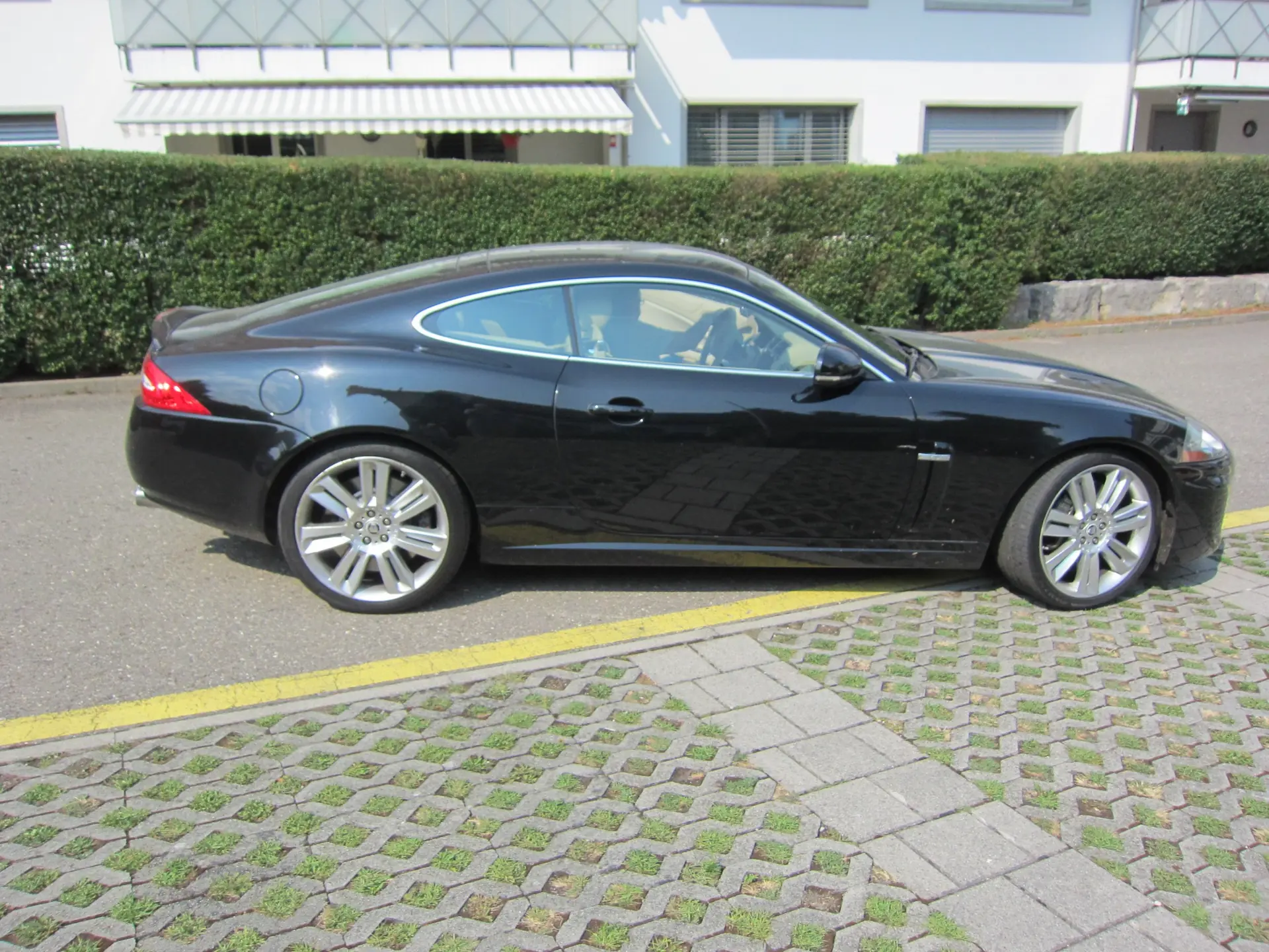 Jaguar XK XKR Coupé 2010 — Coupé sport britannique, 510 ch et prestige intemporel — vue extérieure