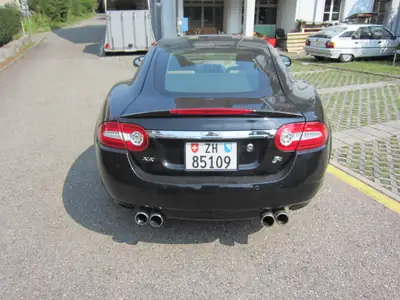 Jaguar XK XKR Coupé 2010 — Coupé sport britannique, 510 ch et prestige intemporel — côté