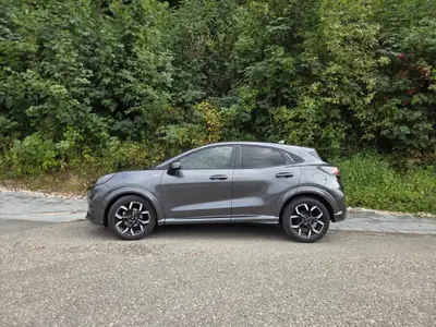 Ford Puma 1.0 EcoBoost Hybrid 125 ST-Line — SUV compact écologique et dynamique — side view