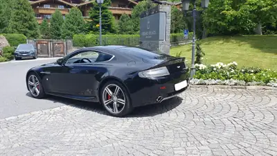 Aston Martin V8 Vantage 4.3 — Coupé sportif de légende, édition N400 limitée — Heckansicht