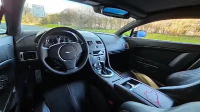 Aston Martin V8 Vantage 4.3 — Coupé sportif de légende, édition N400 limitée — Innenraum