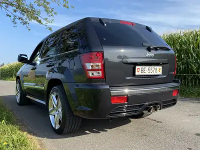Jeep Grand Cherokee SRT8 — Muscle SUV légendaire, seulement 27'809 km — vue extérieure
