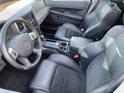 Jeep Grand Cherokee SRT8 — Muscle SUV légendaire, seulement 27'809 km — Miniature 8