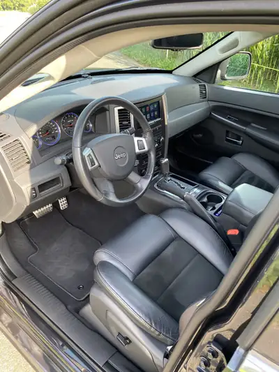 Jeep Grand Cherokee SRT8 — Muscle SUV légendaire, seulement 27'809 km — Miniature 7