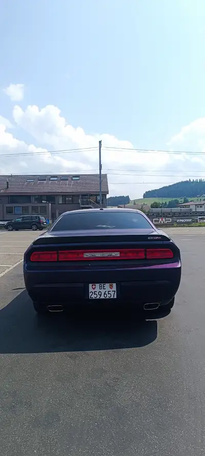 Dodge Challenger 6.1 HEMI SRT8 — Muscle car légendaire, 432 ch purs — vista posteriore