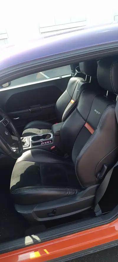 Dodge Challenger 6.1 HEMI SRT8 — Muscle car légendaire, 432 ch purs — cruscotto